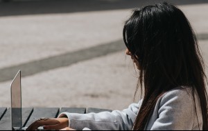 Alto-falantes do MacBook Pro Chiando